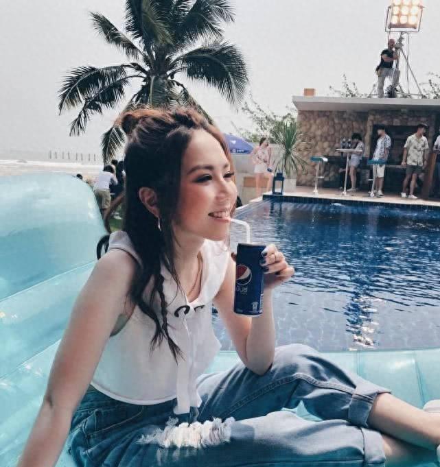 透视装,半露*裤内**、“超短裙露下乳”?网友看了直呼:太辣眼!