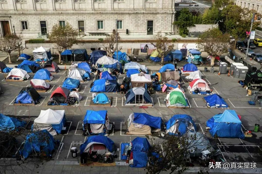 美国大都市堕落！街头上演*行为性**，吸毒流浪成常态，市民大量逃离