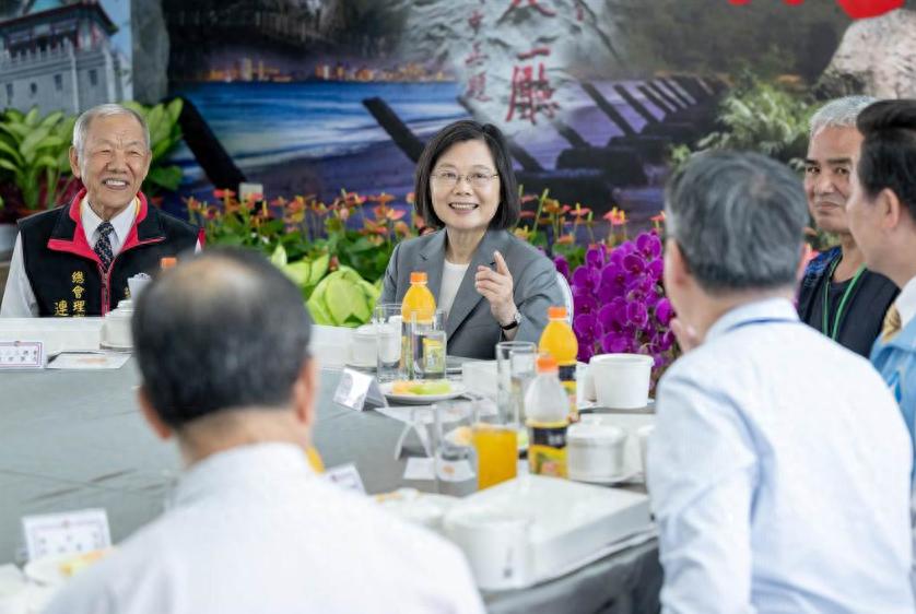 蔡英文抵金门！称赞金门炮战胜利，我军炮兵部队实弹赶赴福建外海