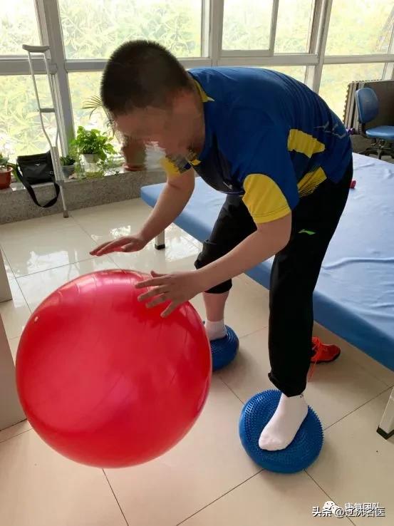 脚踝韧带损伤是静养还是康复训练,脚踝扭伤有点严重怎么处理好得快