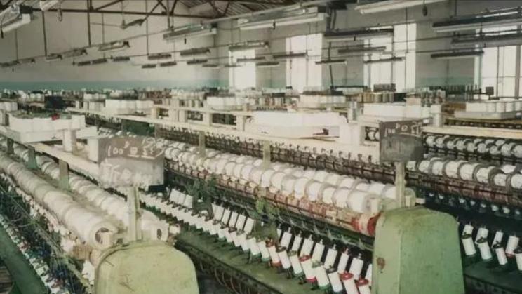 江苏穷小子，13岁工地搬砖白手起家，如今身家1400亿，成江苏首富