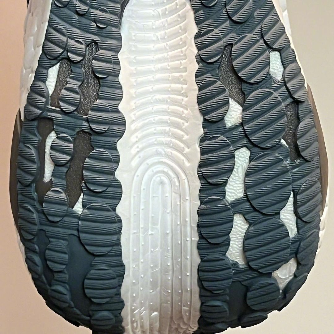 新UB来了？中底厚度惊人，boost纹理改变，阿迪这次够惊喜