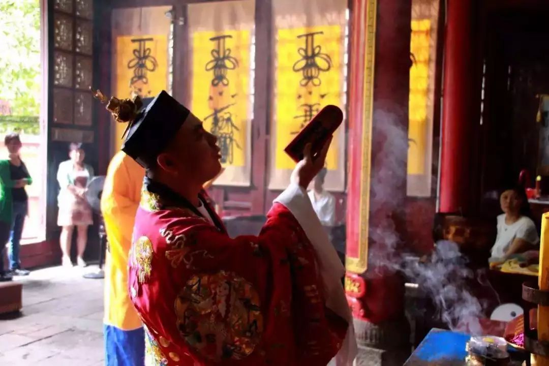 风水大师专给富婆算命,有几颗痣都知道,被捕后坦言:曾是美容院的