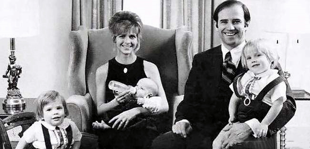 美利坚下跪狂人，成人尿不湿坚定“带盐人”——“稀宗拜登”