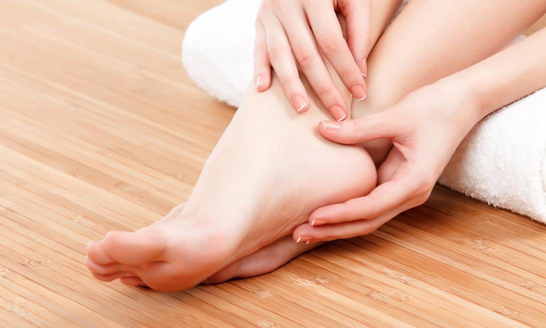 脚底板爱进风什么原因,脚底板走路磨起茧子怎么去