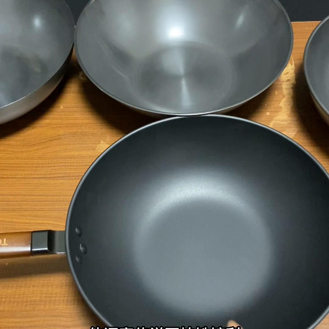 这款锅非常值得入手,旗舰店卖得很贵的,其他三款跟它比根...