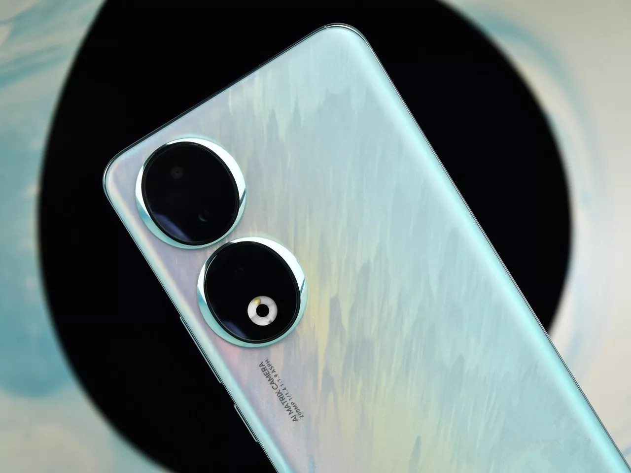 3840赫兹+2亿+16G，同价位第一名仅2499元，连iPhone14也自叹不如