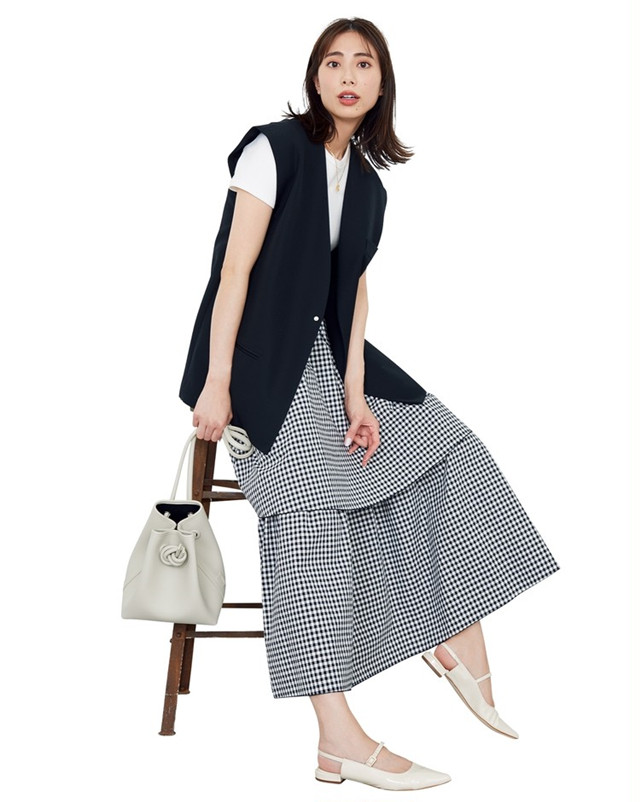 百搭运动休闲凉鞋穿搭,高跟银色凉鞋简单大方穿搭