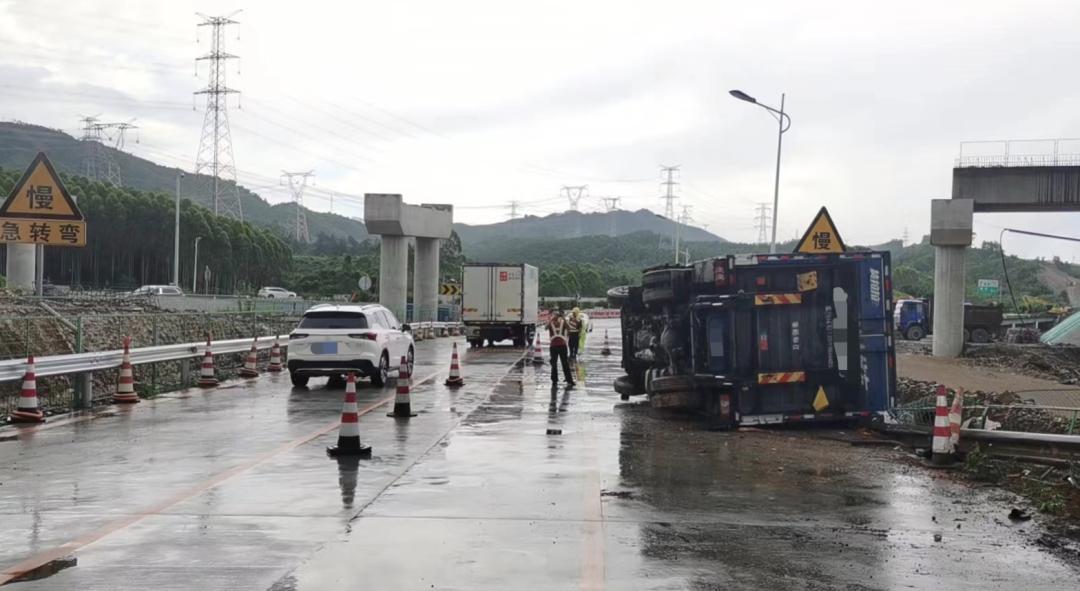 车辆侧翻怎么自救,车辆侧翻方向盘失控原因