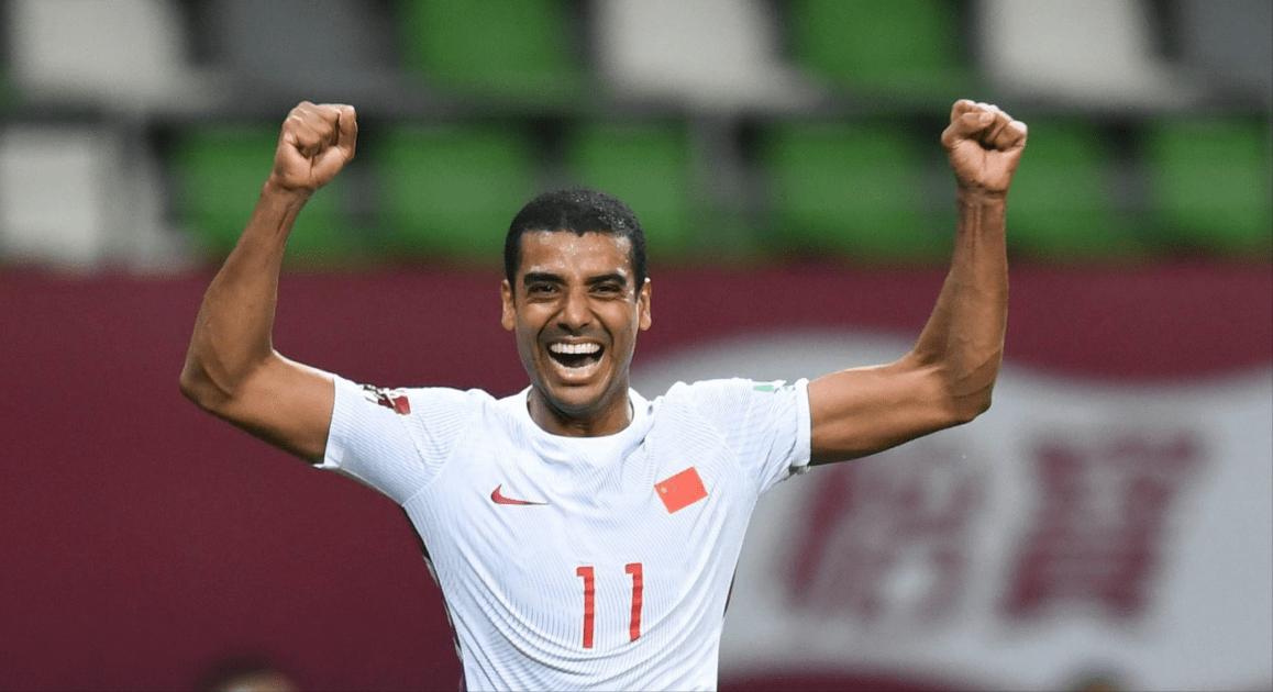 李铁放弃两人或再归化一人,李铁不让归化球员上场的原因