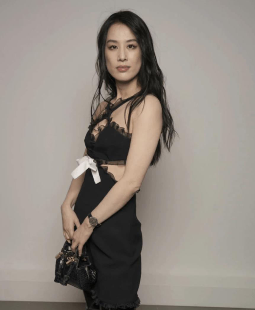 巴黎时装周众星翻车，黄圣依女仆装老态纵横，章子怡奶奶装认不出