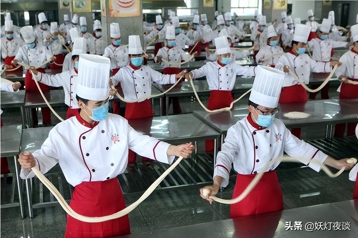 性感学姐对外卖力招生，蓝翔内部“宫斗”战况升级，这家人真狠