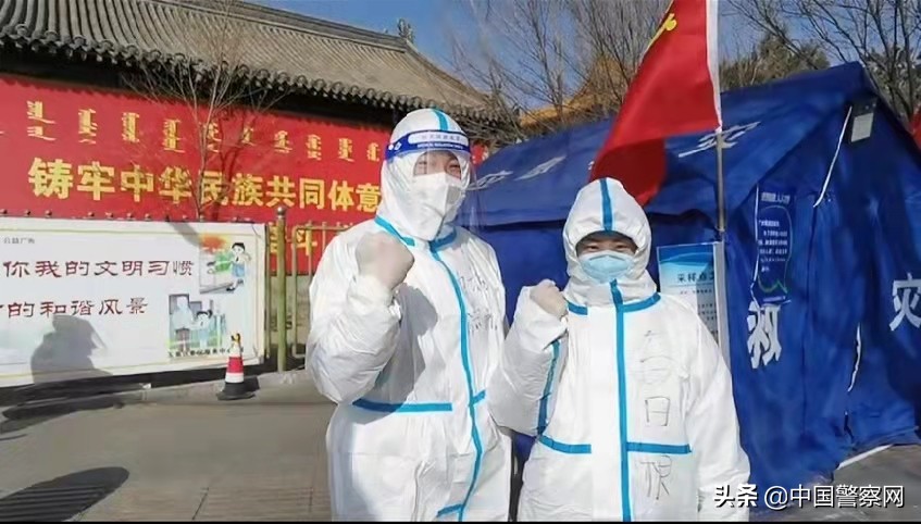 疫情当前警察不退防疫日报,疫情当前警察不退警徽闪耀党旗红