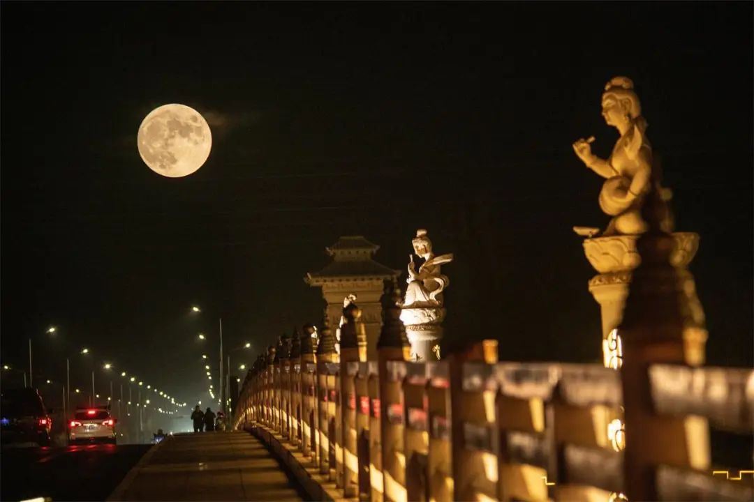 【美景敦煌】敦煌，一轮超级圆月悬挂夜空