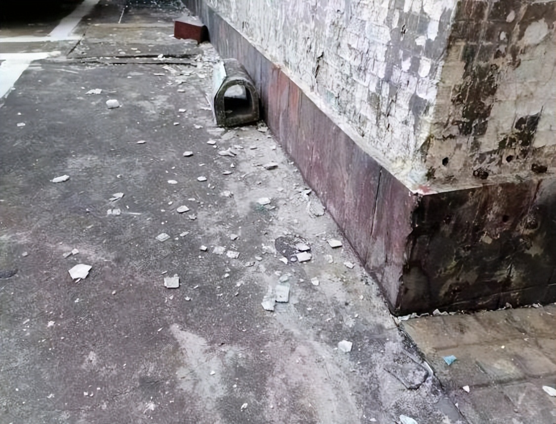 小区外墙瓷砖脱落砸到车怎么处理,外墙瓷砖300x600会脱落吗