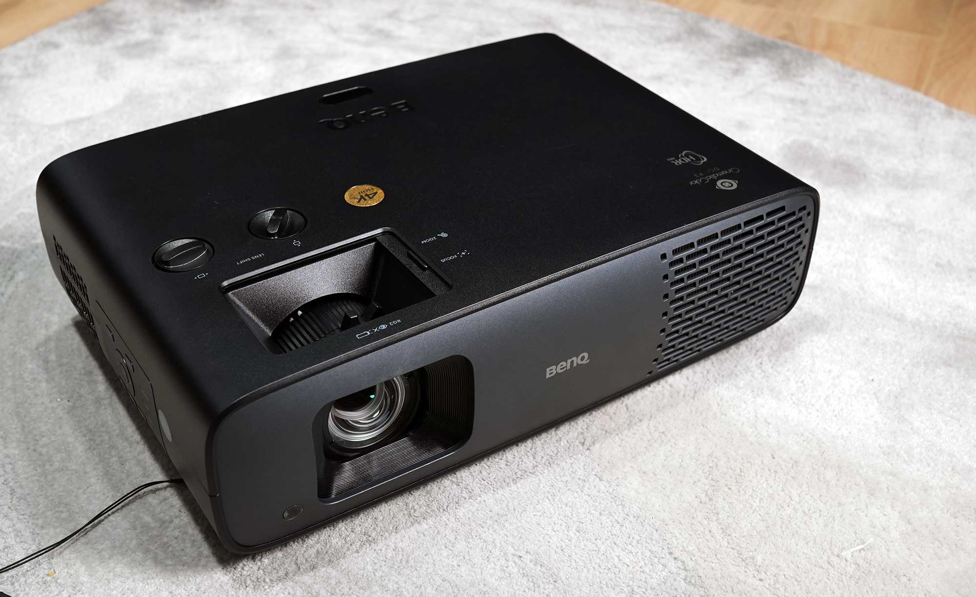 爱普生tz3000和明基4550,同价位投影仪和显示器