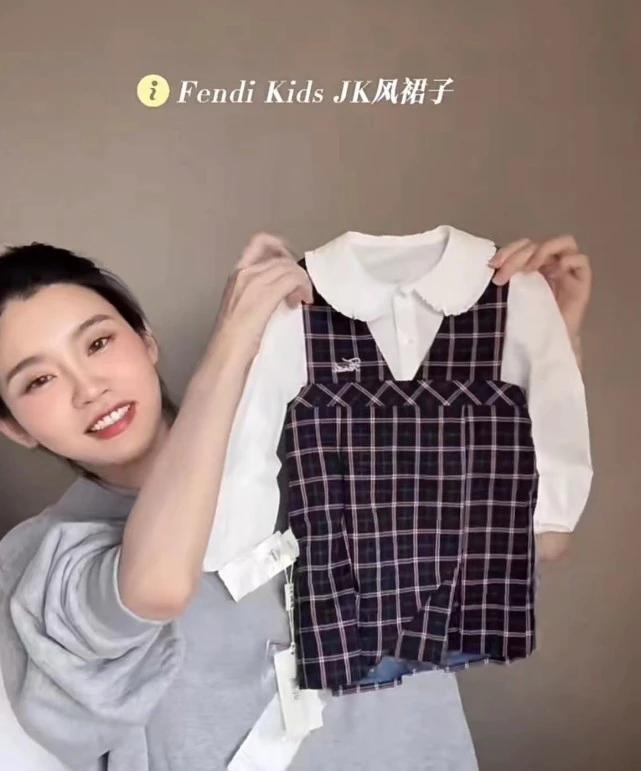 奚梦瑶与何猷君出席家族活动,奚梦瑶晒出一家四口握手照