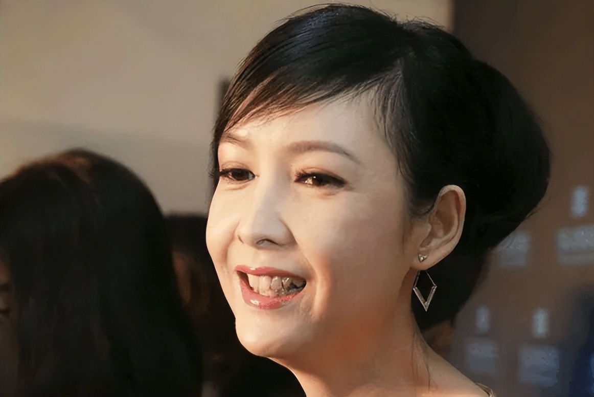 娱乐圈女星龅牙露一颗牙,娱乐圈的假牙女星