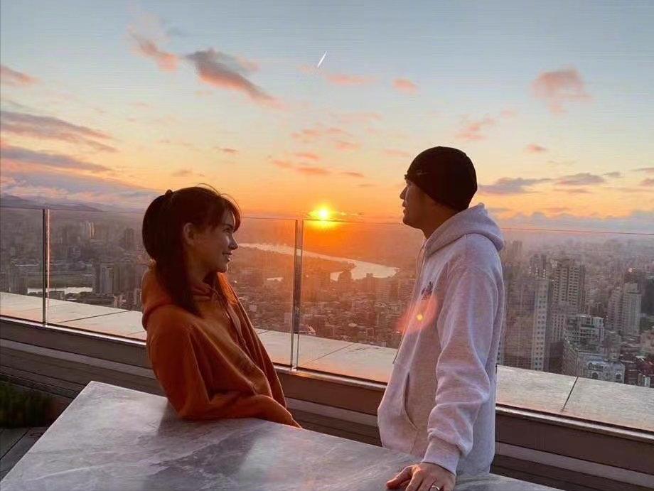 昆凌17岁就被周杰伦追上视频,昆凌被周杰伦追到手时才17岁