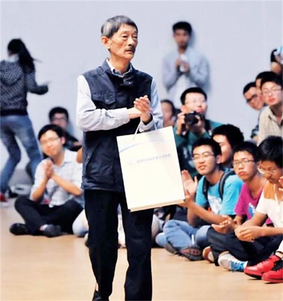 布鞋扫地僧李小文为华为代言,华为扫地僧李小文