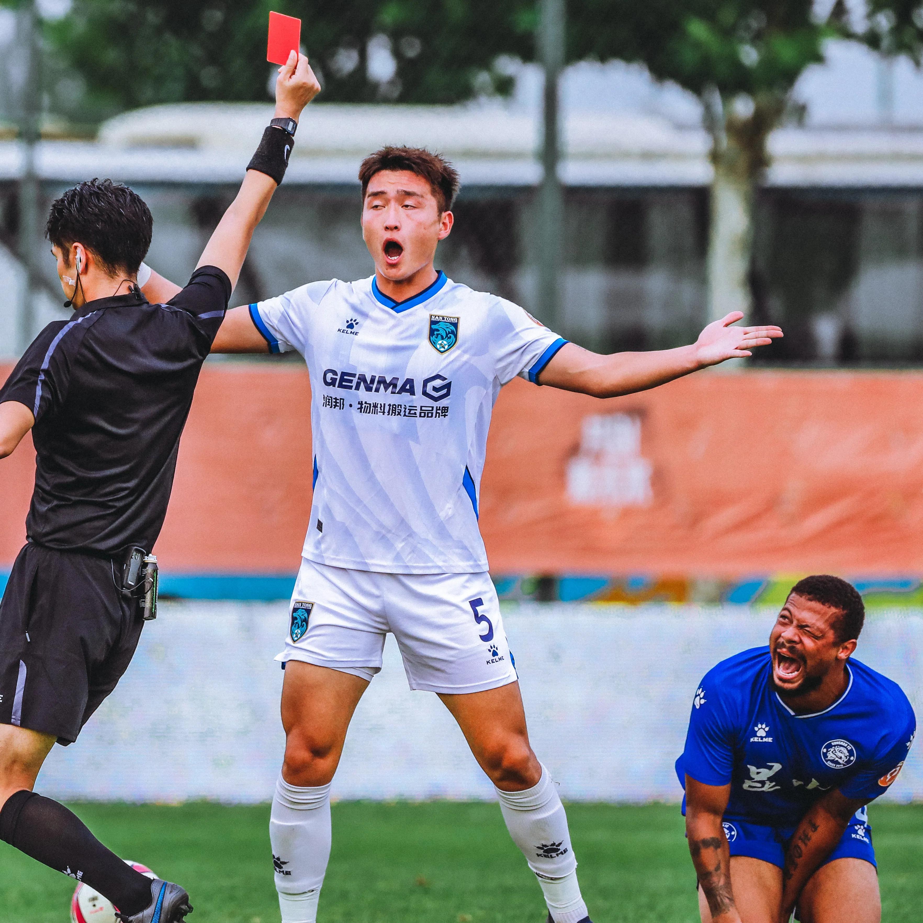 中甲两外援被直红罚下,两队比赛踢一脚被罚下视频