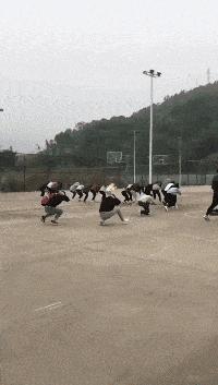 姑娘这么可爱竟然当保安，大叔都忍不住多看两眼，太屈才了: