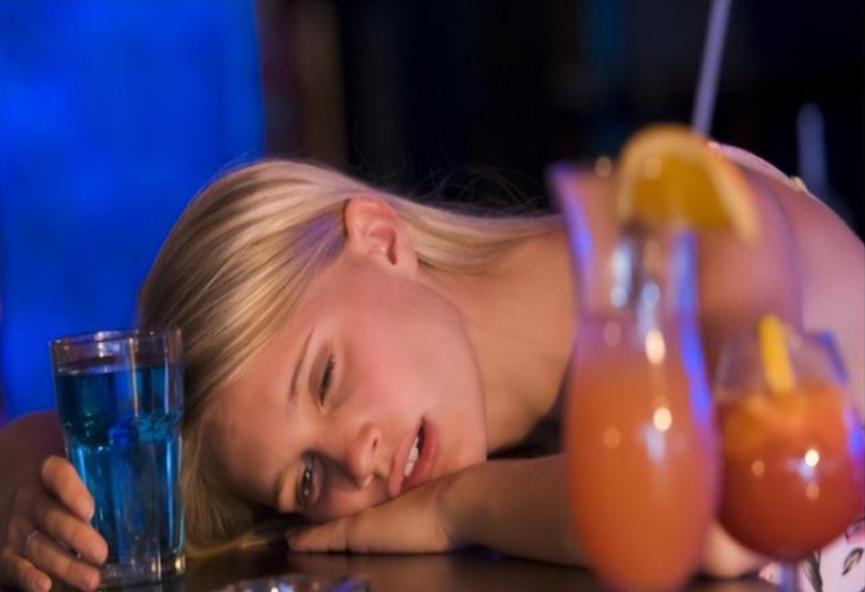 祸害女性的“液体快乐丸”是什么？几滴就会昏迷，不记得发生什么