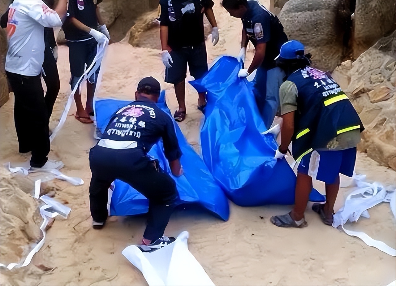 2名女子裸死菜地，*体下**塞满荒草，警方靠米糠袋抓获凶手