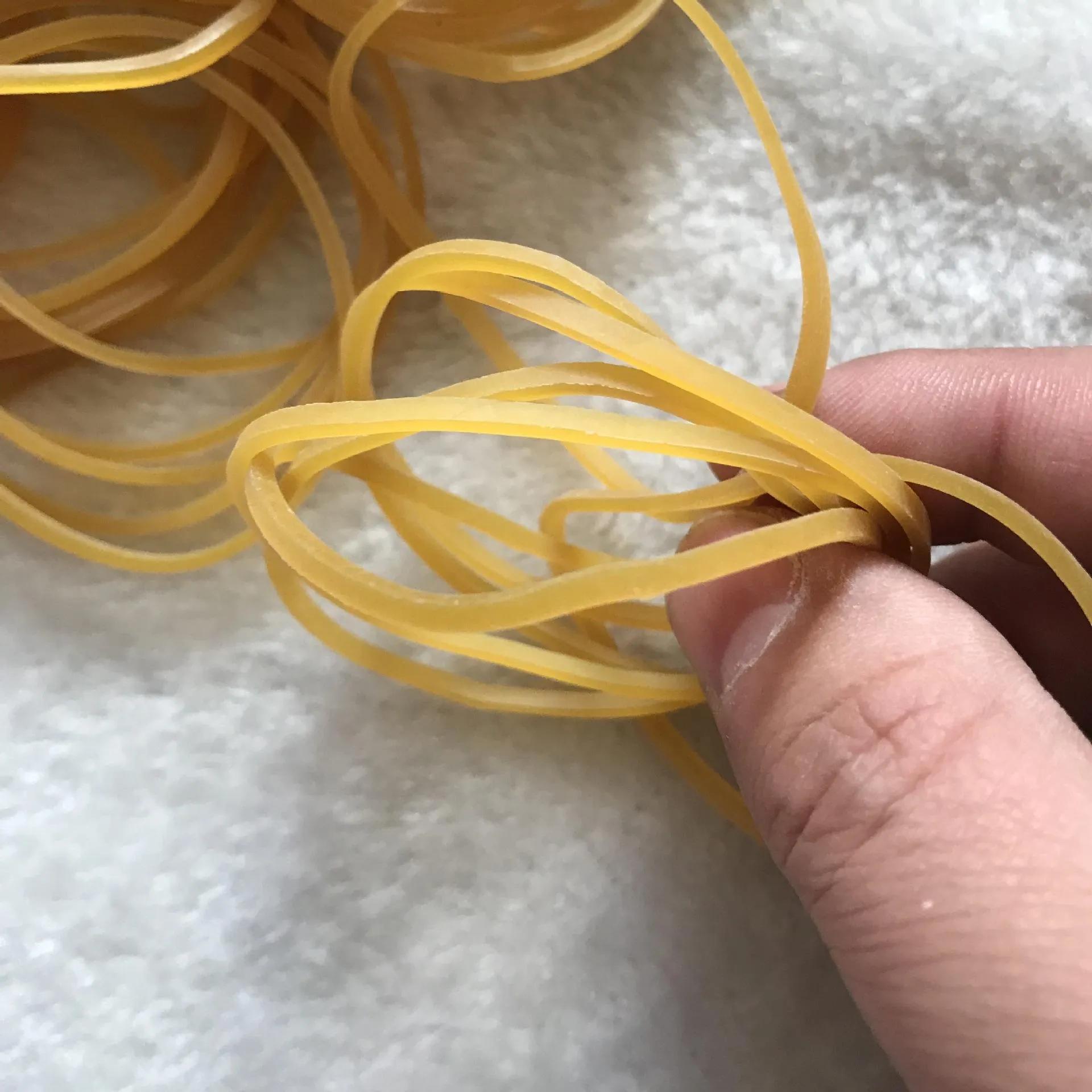 皮筯的玩法多种多样，胜利者挂在腰者*威示**，大阿姨从不徇私多给我