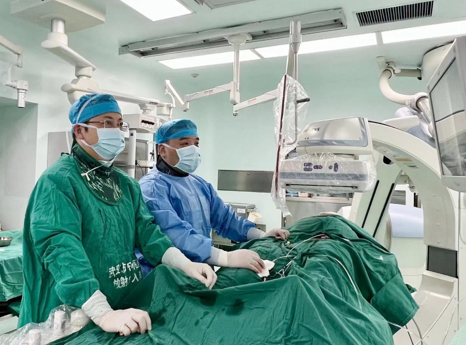 老人左下肢深静脉栓塞,老人腿部有血栓手术风险