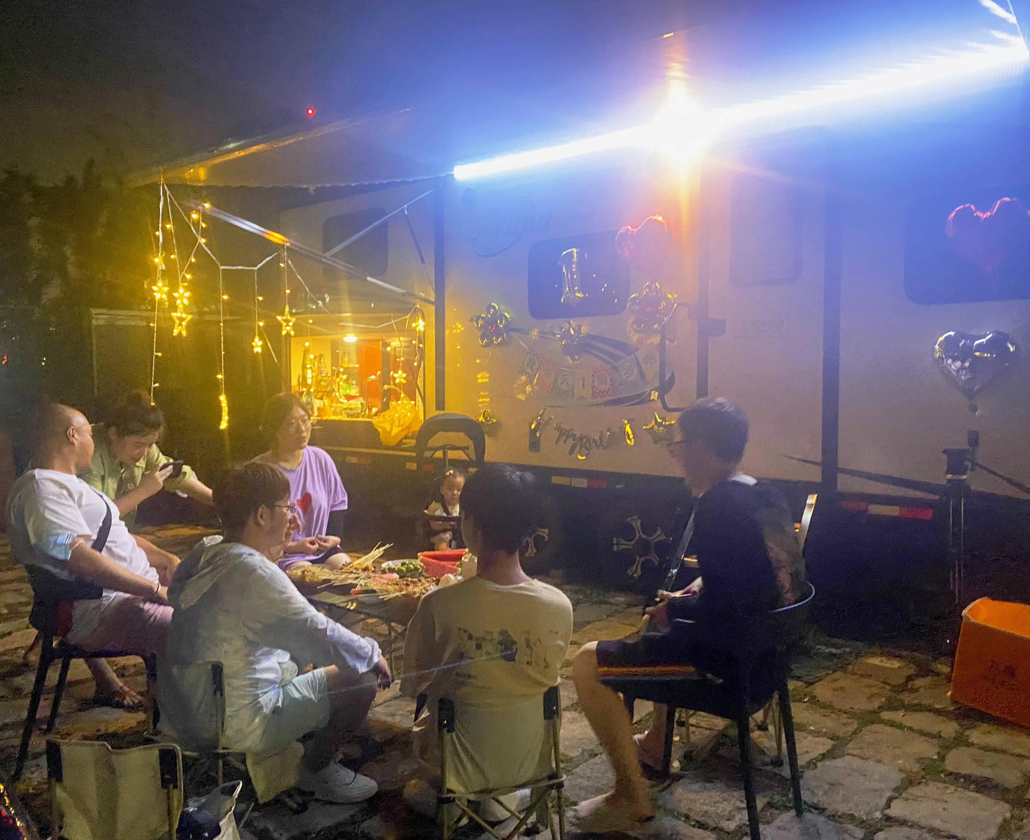 25岁房屋中介和女友住房车过“临时”生活：花5年积蓄买20平空间