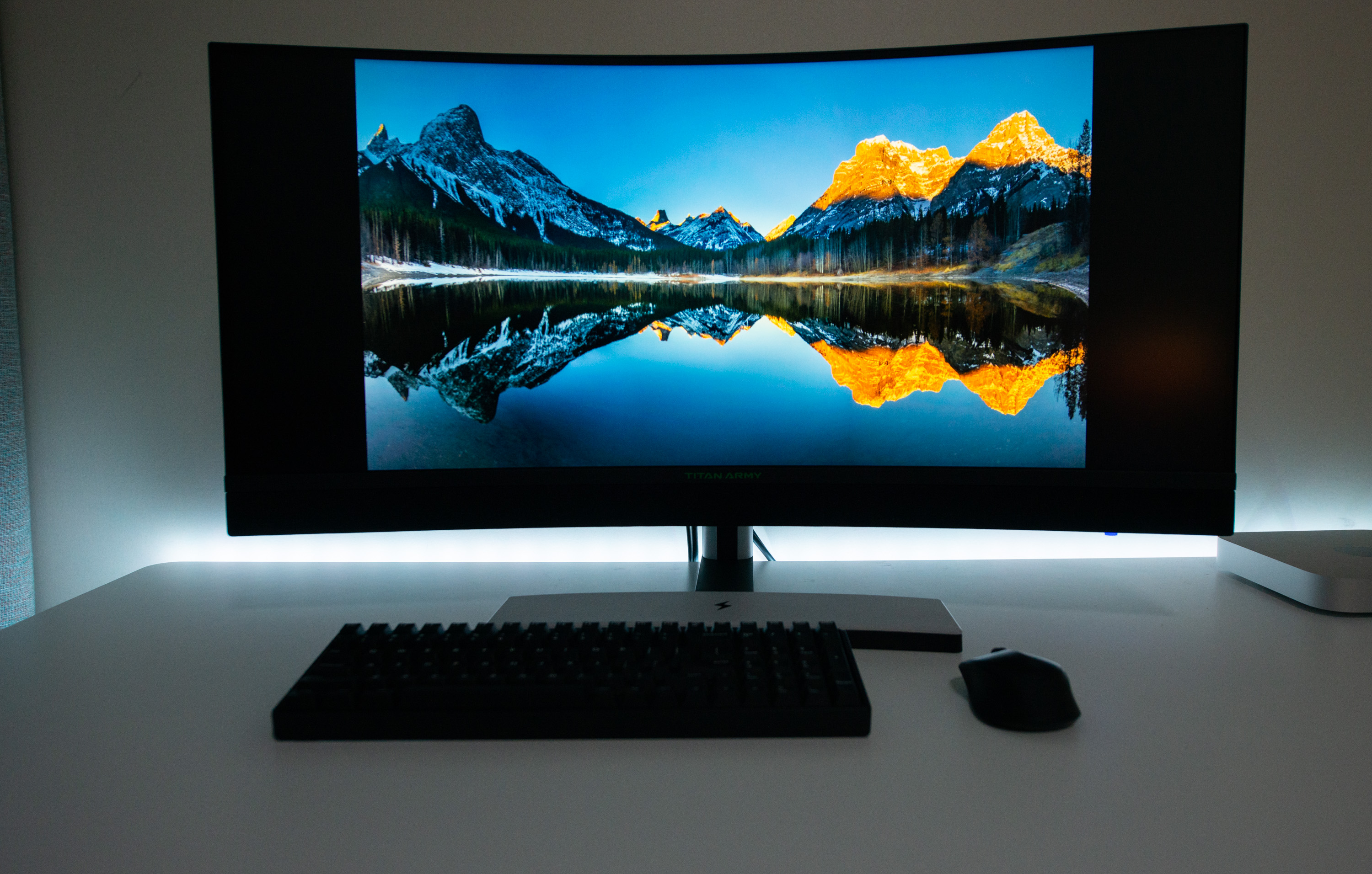 带扬声器和麦克风的显示器,带喇叭和麦克风的显示器