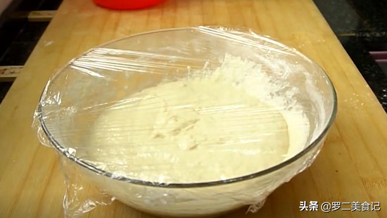 新型油条做法，全程手不沾面，筷子搅一搅，出锅蓬松又柔软，真香