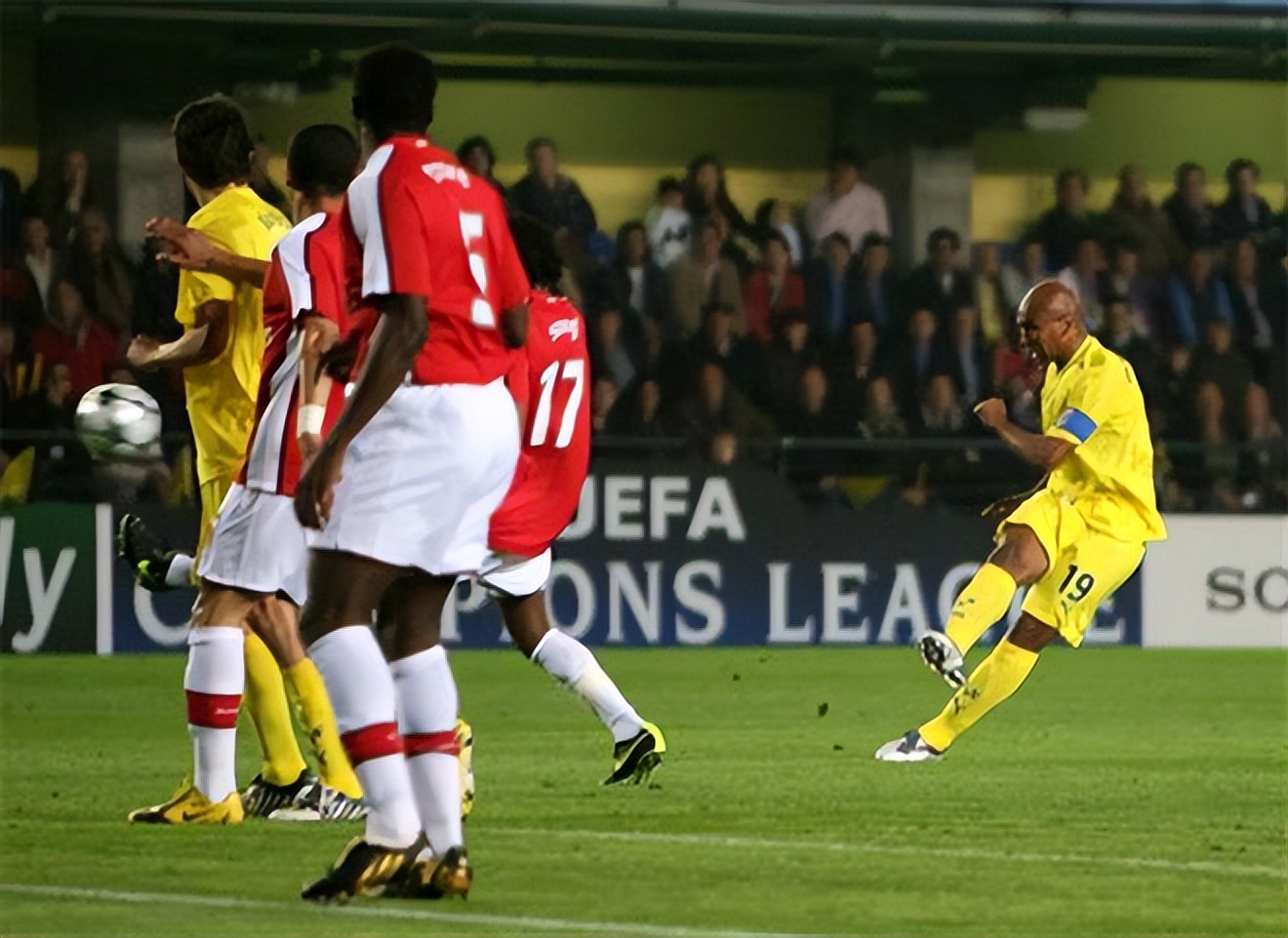 26岁还是巴西无名小卒，30岁却成西班牙主力，悍将被转会顾问拯救