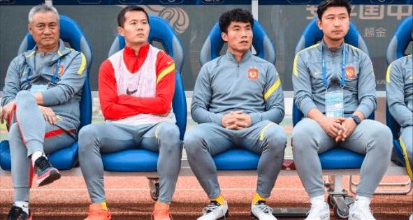 赚够不踢了！9年赚8200万，广州队功勋挂靴，加入国字号当训练员