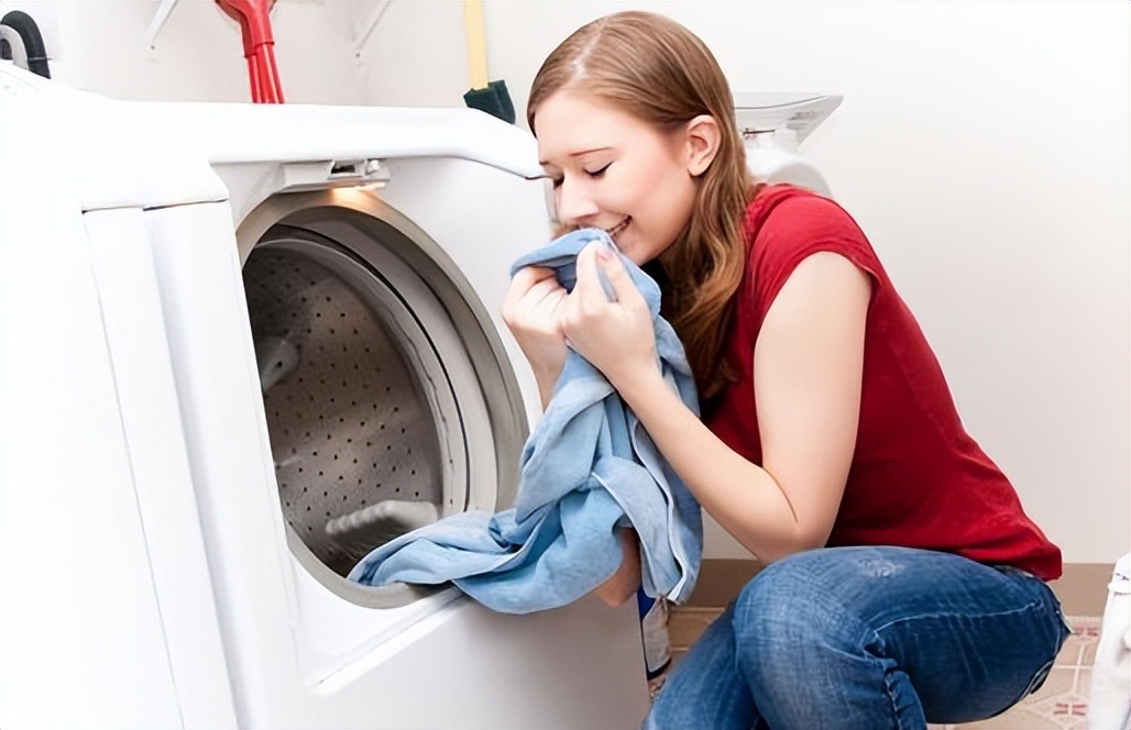 衣服清洗完后老粘毛,陈旧衣服如何洗焕然一新