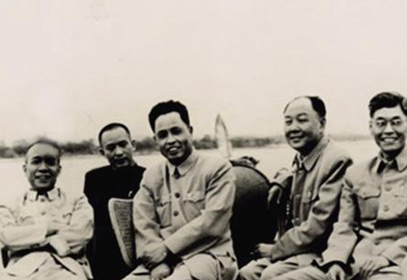 他接替*锡联陈**，担任重庆市第二任市委书记，59岁被“*倒打**”后去世