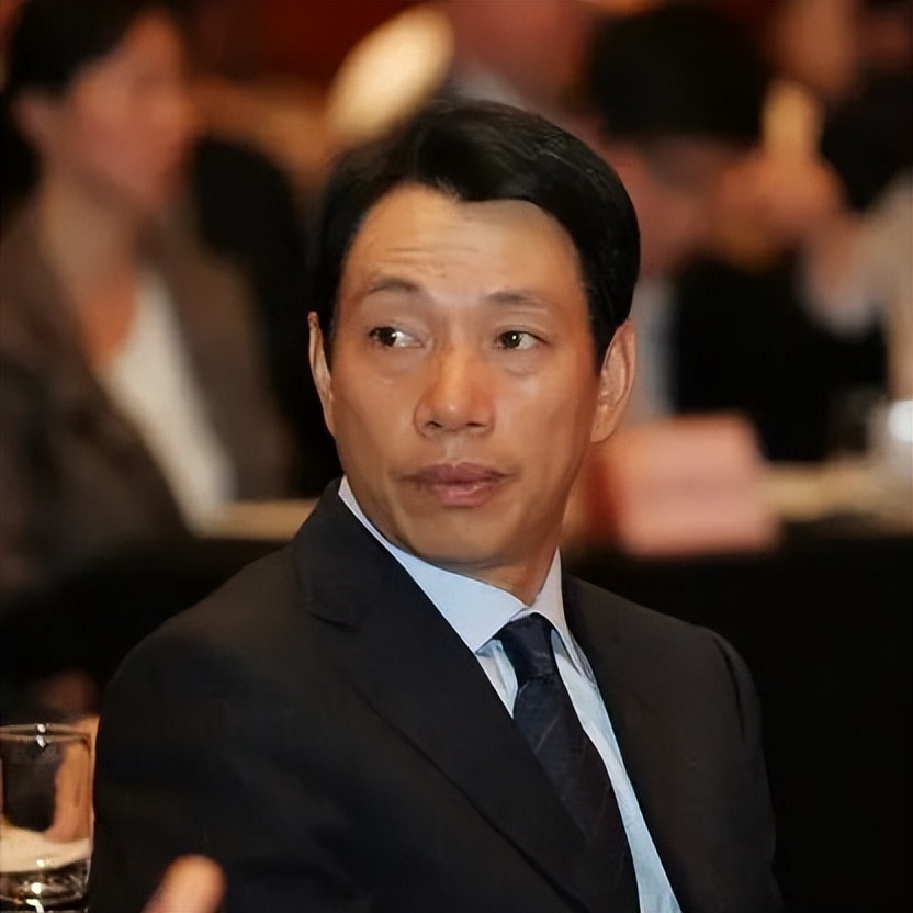 他小学没毕业，花10亿把“打工皇帝”招至麾下，600亿身价还*税逃**