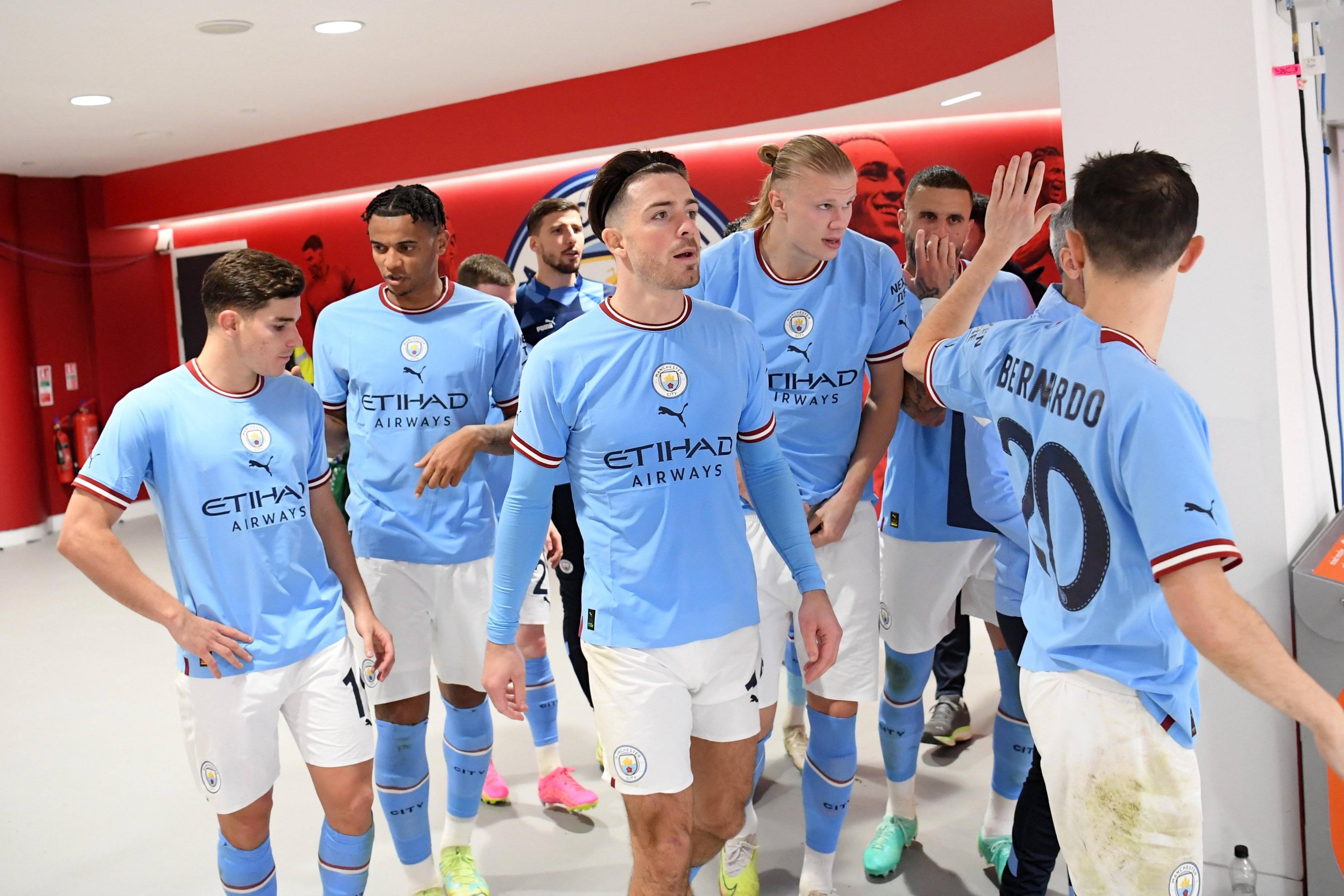 曼城官宣续约瓜迪奥拉两年,曼城解约阿尔瓦雷斯