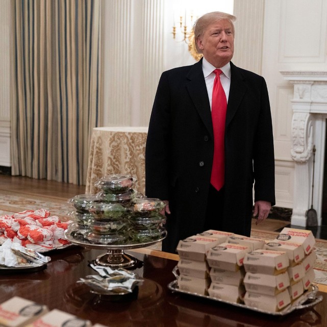 “病中垂死惊坐起，无人知是汉堡来？”特朗普被曝在病房吃麦当劳