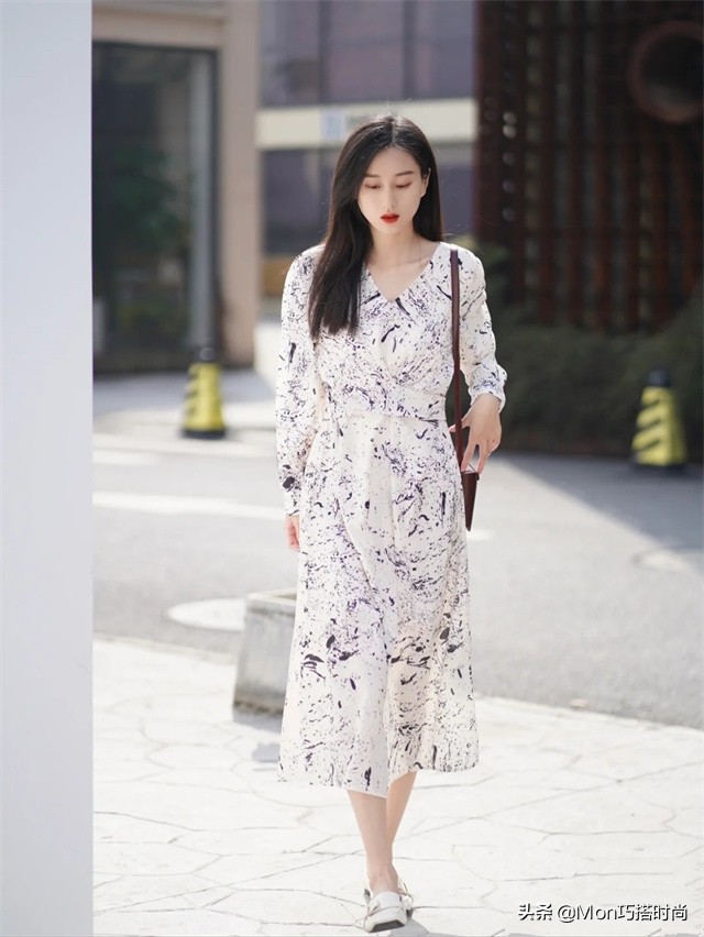 果然，穿裙子还是最配“乐福鞋”，上身洋气显高，尤其适合小个子