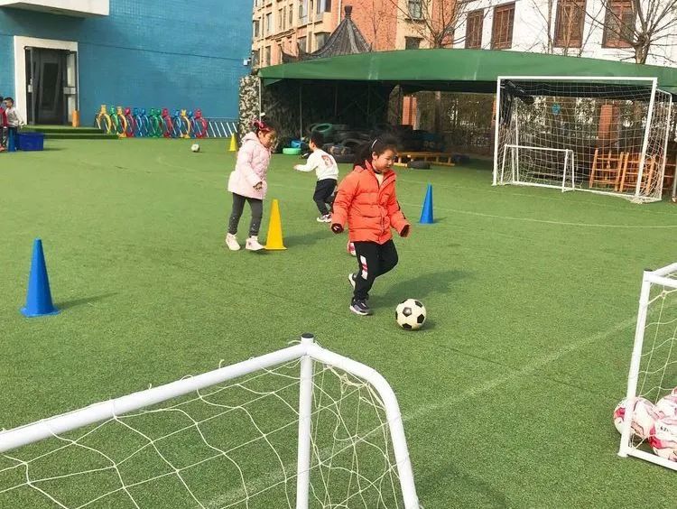 香蕉哥哥，一起动起来吧！奎文区实验幼儿园让更多的孩子逐梦绿茵