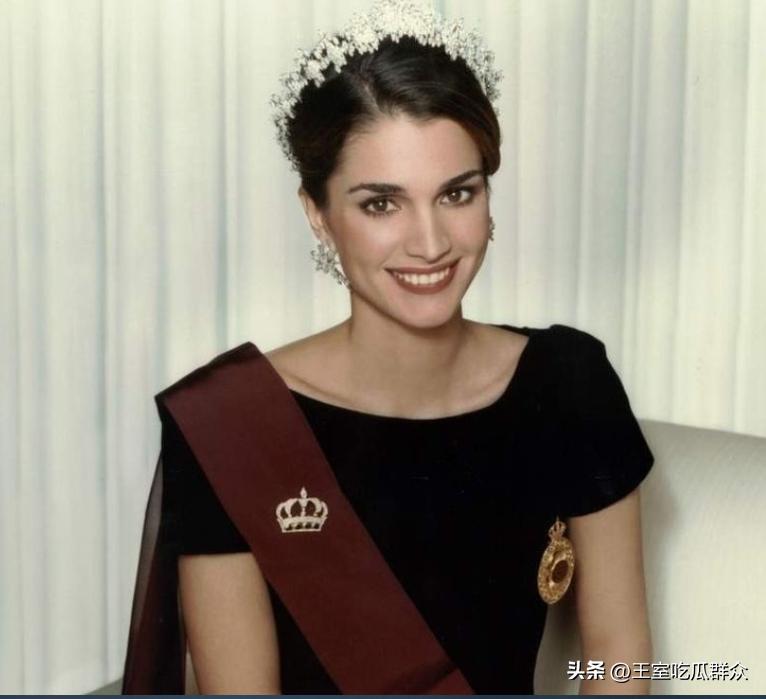 约旦王后衣品变保守！太子妃结婚半月没亮相，为婆家带来丰厚嫁妆