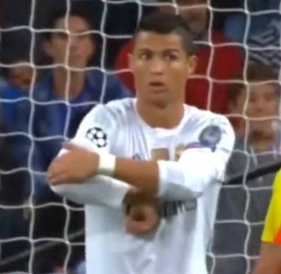 c罗忽悠任意球,足球场上的演技大师c罗差点笑场