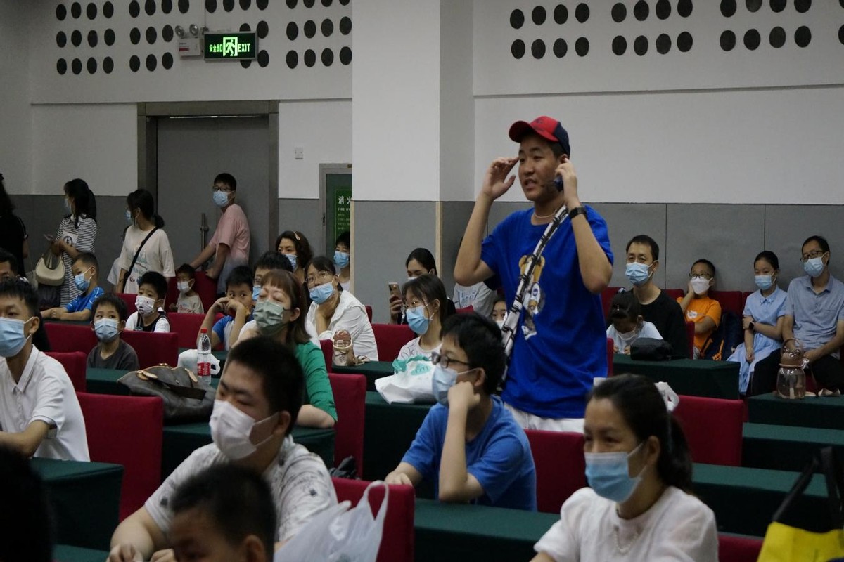 助力双减|郑州科技馆成功举办“人工智能的历史、现在与未来”科普讲座