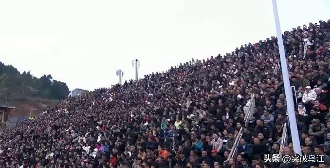 直击贵州村超足球之夜小学生,贵州青少年足球比赛视频