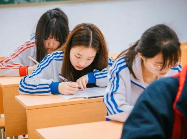 同样是女学生，读“技校”和读“高中”的区别多大，不是一点点