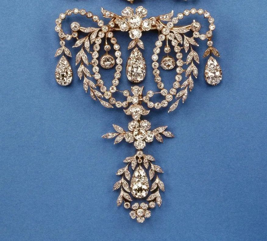 贵族帽女士,贵族皇冠怎样戴