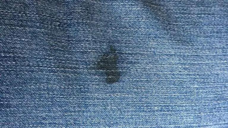 分享七个洗衣服的小妙招，白色T恤有霉斑，一招轻松去除