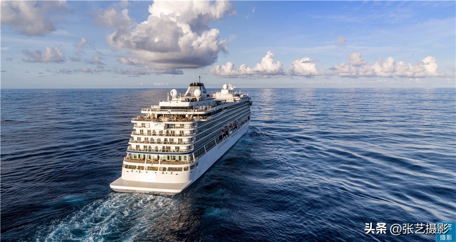 悬挂五星红旗豪华邮轮招商伊敦号，穿过百年历史尘烟再次启航